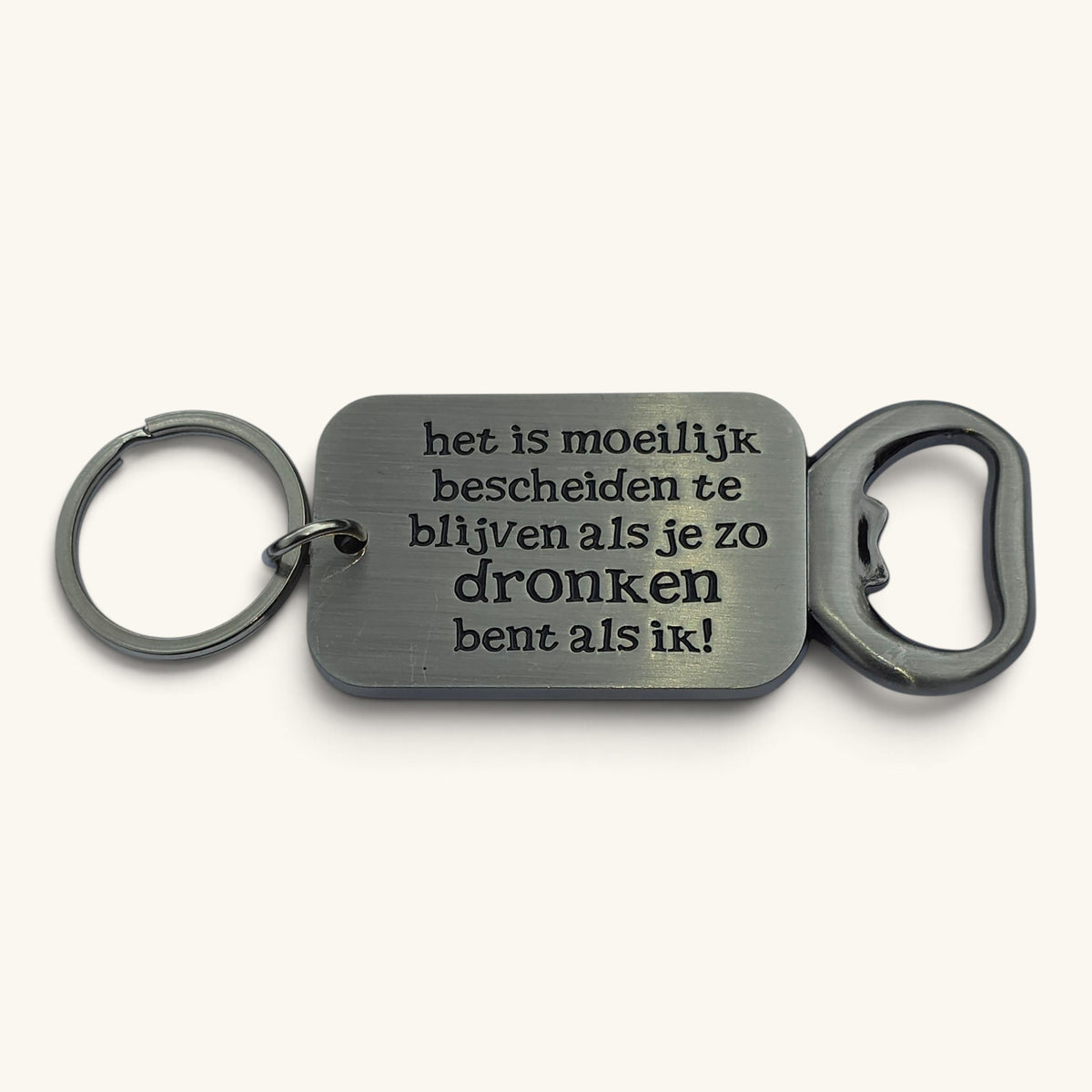 Sleutelhanger Flesopener - Het is moeilijk bescheiden